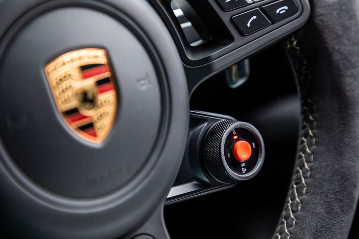 「カイエン ターボGT」には「スポーツクロノパッケージ」が標準で装備される。ステアリングホイールのセンター右下にあるダイヤル式スイッチで走行モードが選択できるほか、ダイヤルスイッチの中央部には、約20秒間フルブースト状態を維持する赤い「スポーツレスポンススイッチ」が備わる。