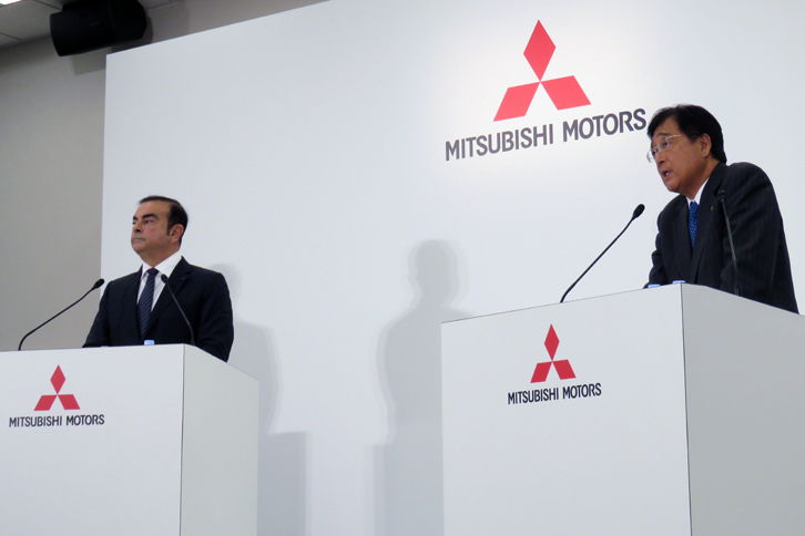 日産のカルロス・ゴーンCEO（写真向かって左）と、三菱の益子 修CEO。