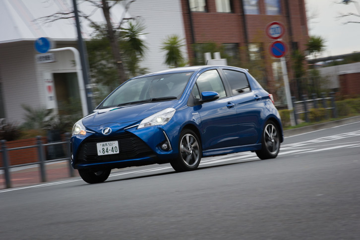 「ヴィッツ ハイブリッド」の燃費はJC08モード計測で34.4km/リッター。同じBセグメントハイブリッド車の「アクア」（37.0km/リッター）より、2.6km/リッター低い。