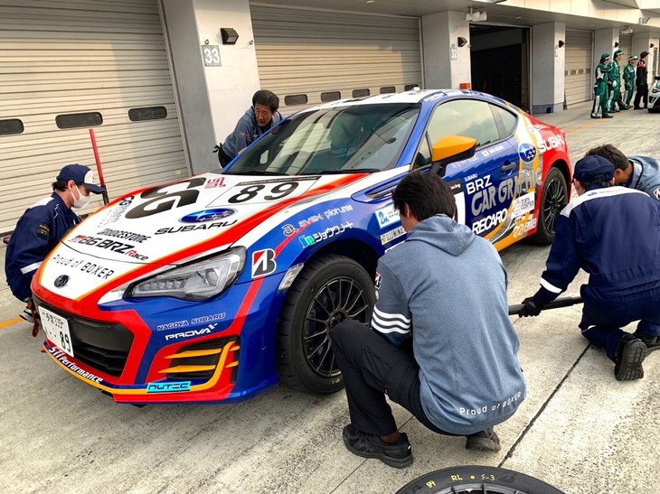 次はクラブマンシリーズ エキスパートクラスの専有走行です。私もユーズドタイヤで確認走行した後に予選シミュレーション！ 89号車担当のメカニックさんたちが素早くタイヤ交換してくれたおかげで時間内でアタックすることができ、タイヤの内圧やセット確認もしっかりと行えました。