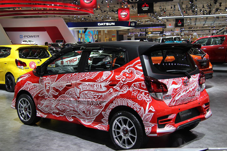 こういう柄のラッピングをモーターショー会場で何台か見かけました。なんともアートな感じ。インドネシアの民族衣装の柄に似た雰囲気なので、親しみが持てるのでしょうね。