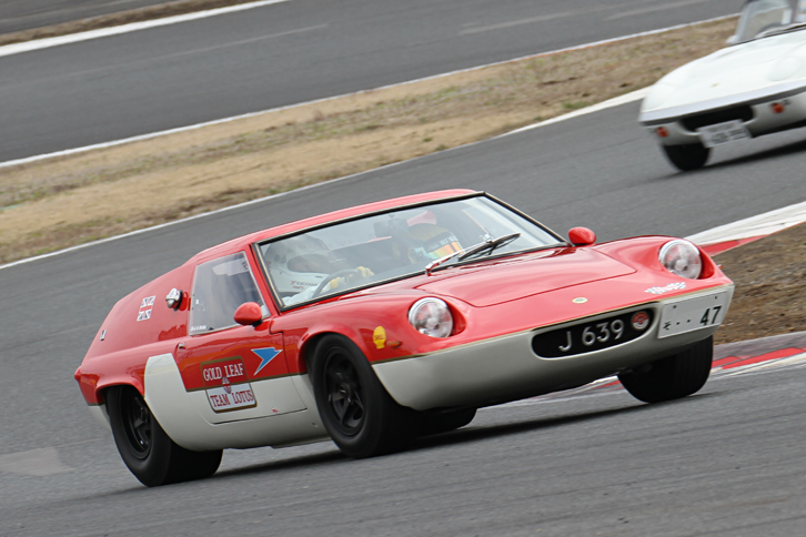 これもゴールドリーフカラーに塗られた1967年「47GT」。見た目は「ヨーロッパ」（タイプ46）とほぼ同じだが、リアサスペンションが変更され、1.6リッターのロータスツインカムを積んだコンペティションマシンである。
