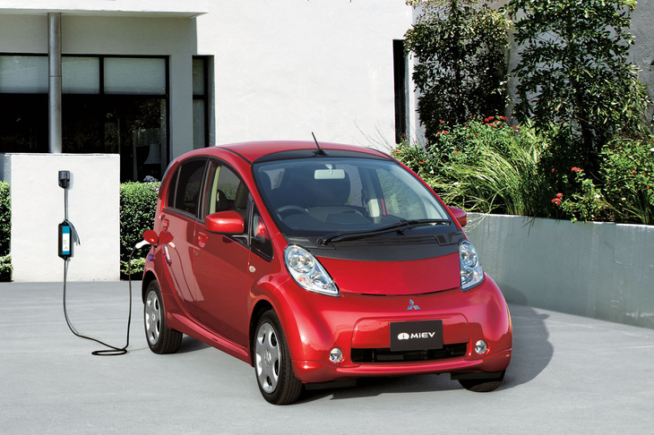 2009年7月に官公庁・法人向けリース販売を開始し、続く2010年4月に個人向け販売をスタートした三菱のBEV「i-MiEV」。三菱はこれをもって「i-MiEVこそが世界初の量産BEV」と主張している。