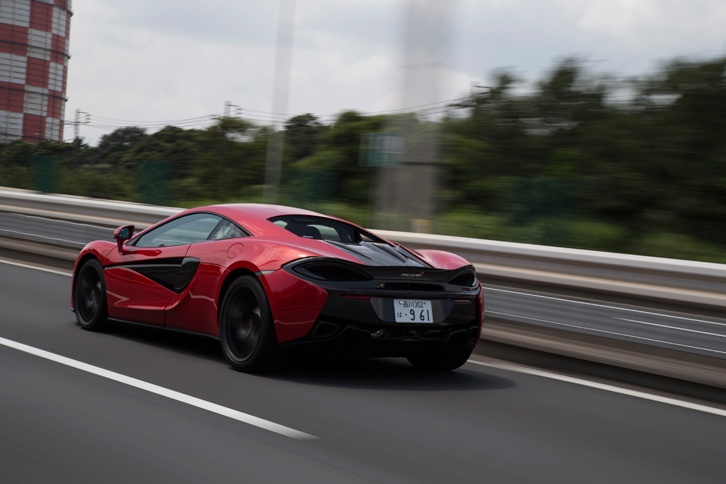 首都高速の1号羽田線を走る、「マクラーレン540Cクーペ」のリアビュー。