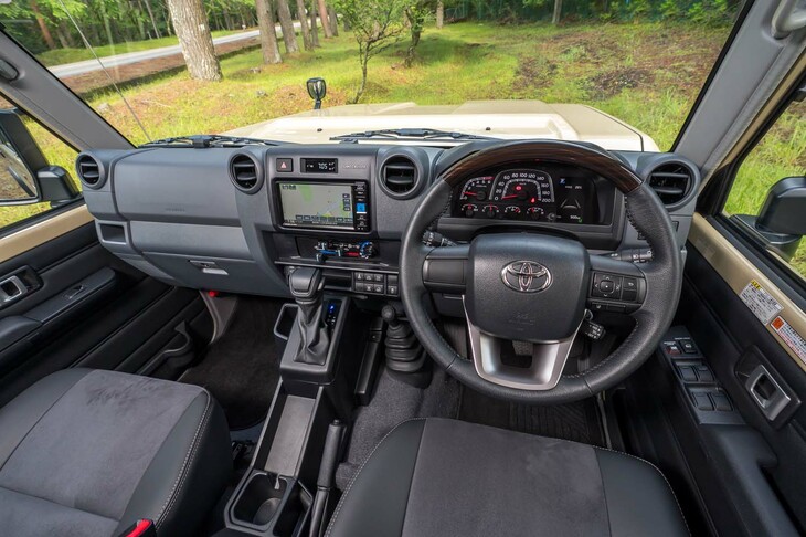 インテリアは、取って付けたような（失礼！）センターコンソールによって収納関連の利便性が向上。かつてはそこここにあった灰皿が廃止されたのはいいが、マストアンテナの電動伸縮スイッチまでなくなってしまったのが、ちょっと残念。