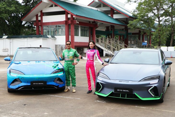 イベントを盛り上げた元レーシングドライバーの土屋圭市氏（写真向かって左）と、国内外のさまざまなモータースポーツで活躍する塚本奈々美選手（同右）。