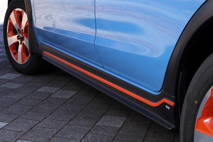 サイドビューを飾るサイドアンダースポイラー。タイヤの泥はねからボディーを守るスプラッシュガードは販売店オプションである。