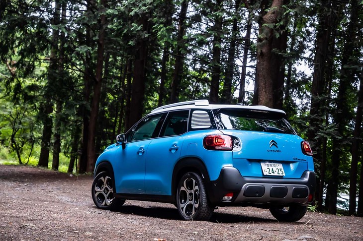 Bセグメントに属する「C3エアクロスSUV」のボディーサイズは全長×全幅×全高＝4160×1765×1630mm、ホイールベース＝2605mm。実車を見ると、ベースとなった同じ「PF1」プラットフォームをベースする「C3」よりも、ひとまわり大きいサイズ感だ。