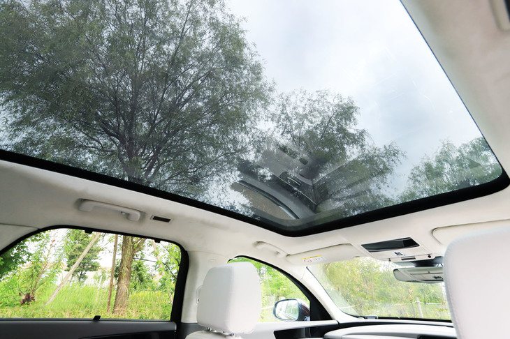 テスト車には、抜群の開放感が得られるパノラミックルーフなど、さまざまなオプションが装備されていた。