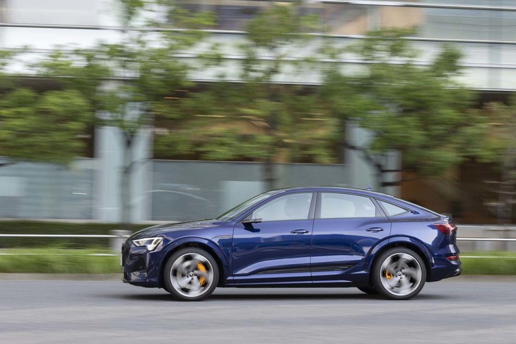 フロントモーターは最高出力204PSを発生。リアには同180PSのモーターを各輪に搭載し、システム出力は503PS（ブースト時）にも達する。