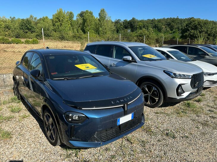 ある新車販売店の中古車コーナーで。現行「ランチア・イプシロン」のBEV版が売りに出されていた。価格は2万2800ユーロ（約420万円）。