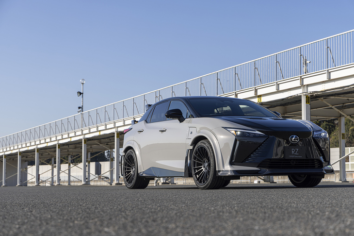 マイナーチェンジ版「レクサスRZ」が国内で発売されたのは2025年12月24日のこと。特別仕様車「RZ600e“Fスポーツ パフォーマンス”」も同日に発表された（発売は2026年3月2日）。