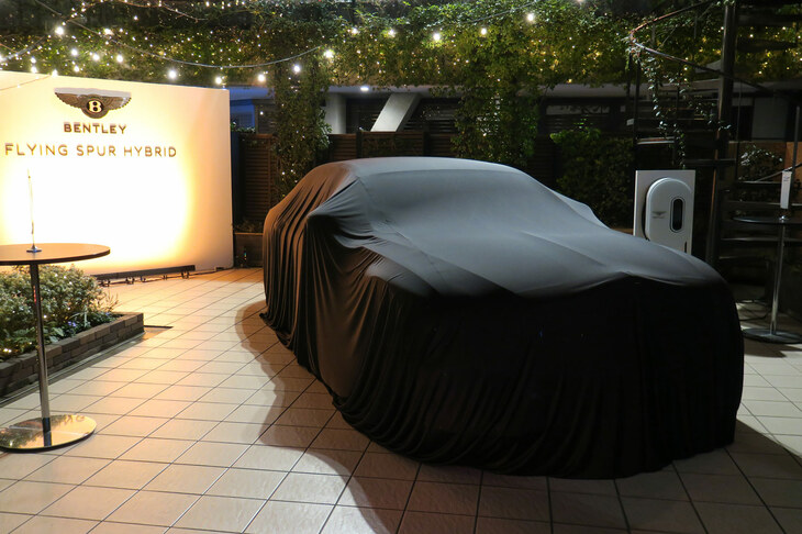 会場の中庭で、アンベールを待つ「ベントレー・フライングスパー ハイブリッド」。