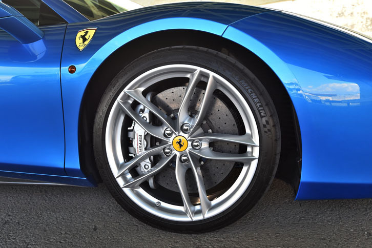 タイヤサイズは前（写真）が245/35ZR20で、後ろが305/40ZR20。試乗車はミシュラン・パイロット スーパースポーツを履く。