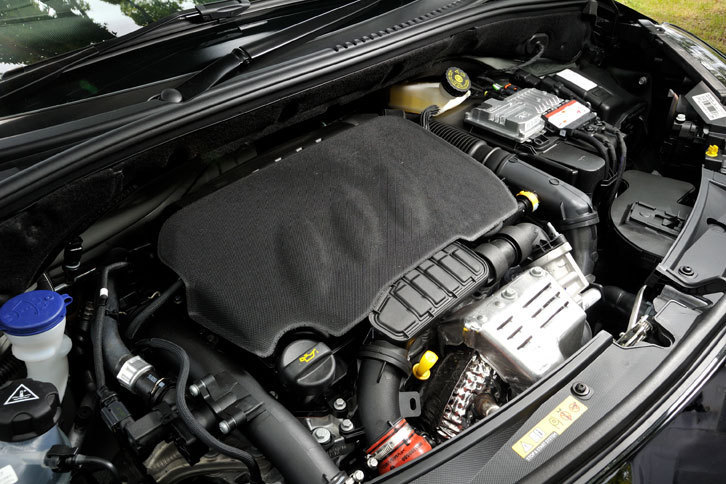 日本仕様の「DS 3カブリオ」は、2015年11月の改良で設定グレードが「スポーツシック」から「シック」に替わっており、それに伴いエンジンも1.6リッターターボから1.2リッターターボに変更された。