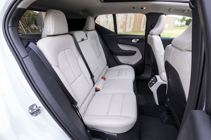 後席は6：4の分割可倒式で、中央席の背もたれにはアームレストスルー機構を採用（ベースグレードを除く）。「インスクリプション」では前席だけでなく、後席にもシートヒーターが装備される。