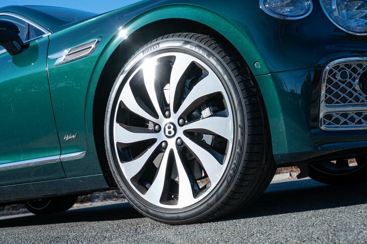 22インチのタイヤ＆ホイールはパッケージオプションに含まれている。タービンのようなデザインのスポークがカッコいい。