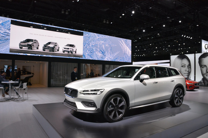 プレスデーの2日目にひっそりと新型「V60クロスカントリー」を展示したボルボ。事前に「クルマの展示はしない」と言っていただけに、取材陣からは「クルマがあるとは気づかずに写真を撮ってない！」という悲鳴が続出した。