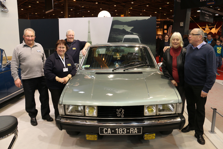 こちらは、2015年のレトロモビルでのスナップ。写真左端がブルターニュ支部長ジャン-クロード・ドボリュー氏。こうした愛好会は、フランス人がいうところのComme d’habitude（いつものように）集うだけでなく、新たな仲間を探す良いきっかけにもなる。