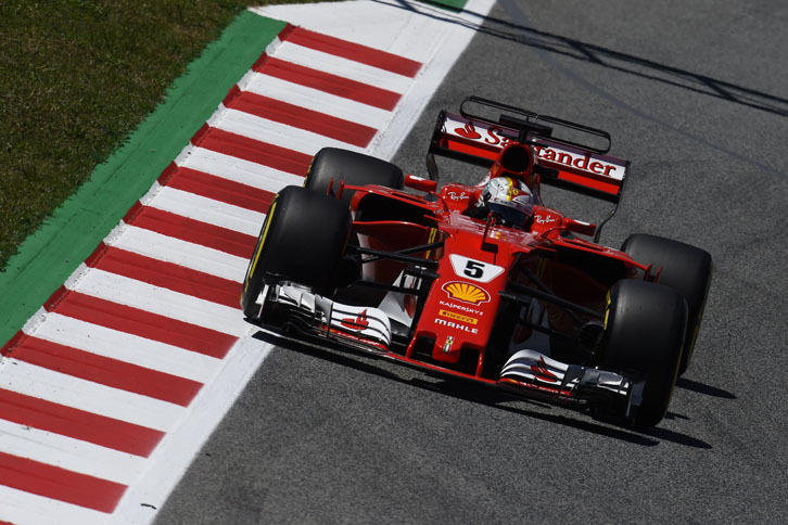 完成度の高いマシンを送り出すことに成功した今季のフェラーリ。その次なる課題は、激烈な開発競争にも打ち勝つことだ。ベッテル（写真）はハミルトンに100分の5秒遅れて予選2位となったものの、改良したスタートシステムのおかげか、抜群の加速でレースでは早々にトップに立った。しかしメルセデスとは違うタイヤ選択が裏目に出たか、速さには不利なミディアムを履いた最後のスティントでハミルトンに逆転を許し、2位でフィニッシュ。ポイントリーダーの地位は6点差で守った。（Photo=Ferrari）