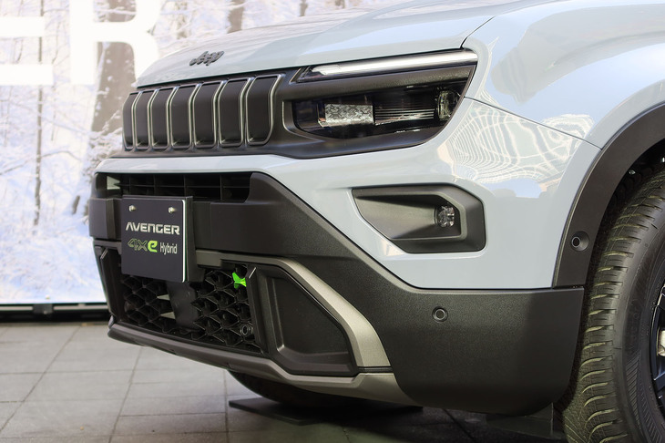 ジープ・アベンジャー4xeハイブリッド（フロントまわり）
