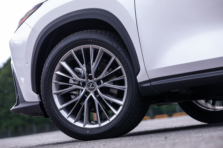 「バージョンL」専用の20インチアルミホイール。写真の標準仕様のものとは別に、ダークグレーメタリック塗装の5ツインスポークデザインのホイールも用意される。（写真：花村英典）