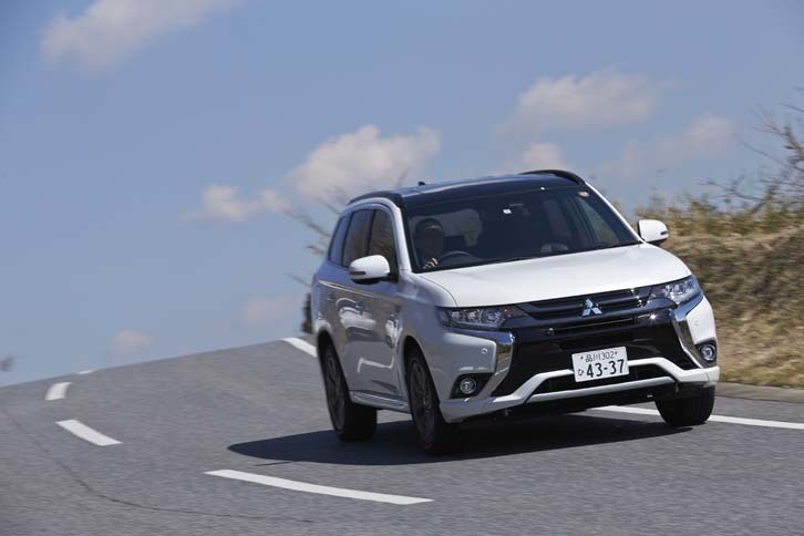 「Sエディション」では、構造用接着剤の採用によるボディー剛性の強化や、ビルシュタイン製のショックアブソーバーの採用などにより、走行性能が高められている。