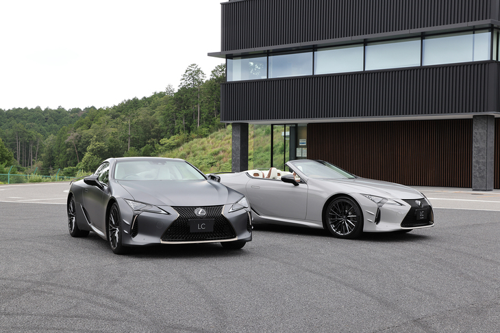 2025年7月24日に発表されたレクサスの「LC500“ピナクル”」（写真左）と「LC500コンバーチブル“ピナクル”」（右）。価格はどちらも1780万円。