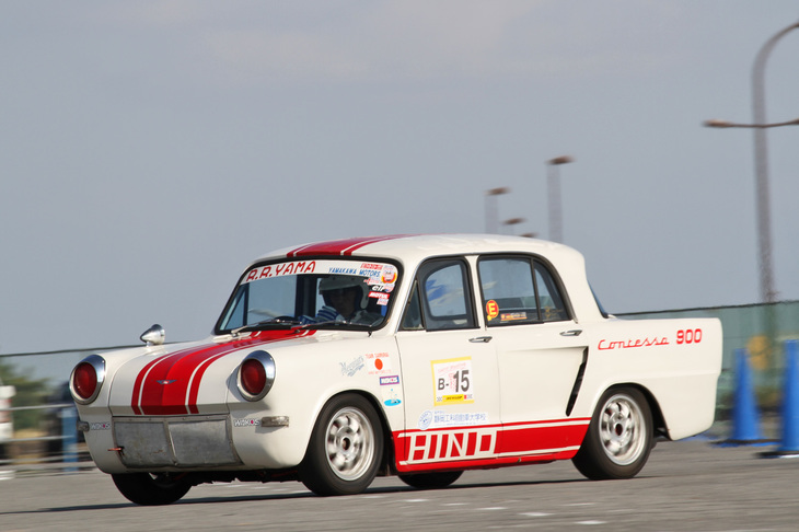 Bクラスの常連の一台である「日野コンテッサ900」。「ルノー4CV」のライセンス生産の経験から生まれた日野初のオリジナル乗用車。前出の「ルノー・ドーフィン」とは、いわば国籍の異なる従姉妹（いとこ）同士？　この個体はナローの「ポルシェ911」用ヘッドライトを持つ顔つきをはじめ、各部がモディファイされている。