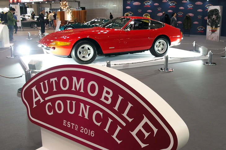 「オートモビル カウンシル2019」の会場より、主催者展示のコーナーに飾られた「フェラーリ365GTB/4デイトナ」。