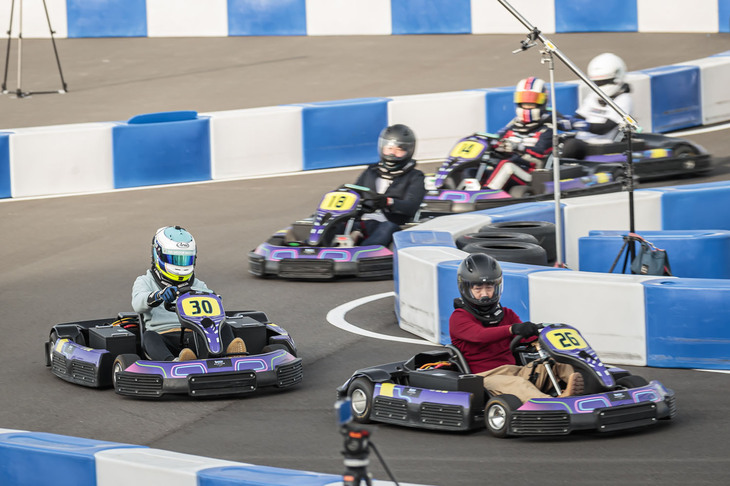 練習走行の集団を従えて走るU氏。