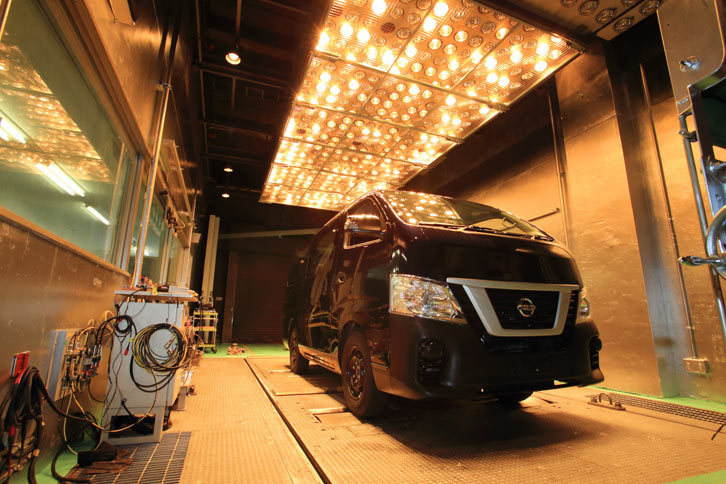 耐熱試験室にて走行試験を受ける「NV350キャラバン」。
