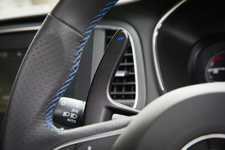 ステアリングコラムに装備されたシフトパドル。マニュアルモードで左パドルを引き続けると、2段以上シフトダウンして素早く適切なギアを選択する「マルチシフトダウン」機能が搭載されている。