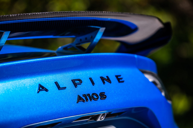 シリーズで初めての採用となる、カーボン製の大型リアスポイラーが目を引く「アルピーヌA110 Sアセンション」。ベース車は、マイナーチェンジを機に1.8リッター直4ターボエンジンの最高出力が300PSに強化された「A110 S」。