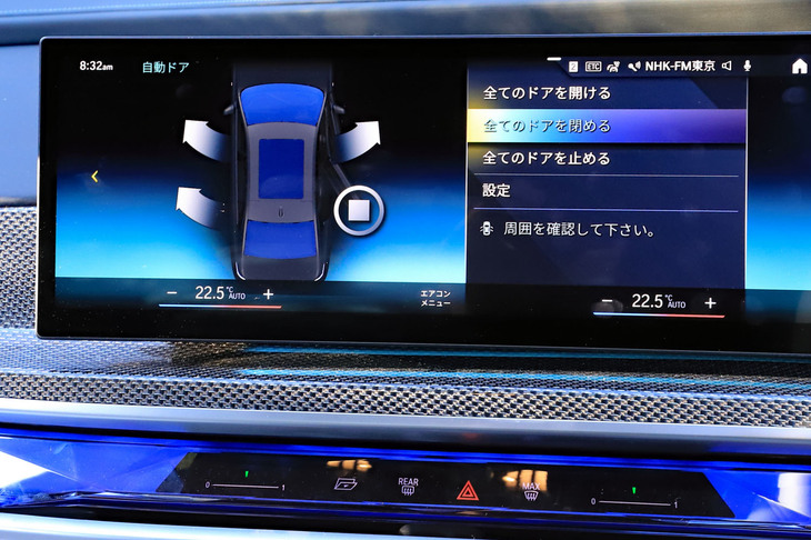 4枚のドアは、ドアハンドルのスイッチを押すだけで自動で開閉。センターディスプレイでも操作できるほか、運転席のドアはドライバーがブレーキを踏んだら自動で閉まるようにも設定できる。もちろん、人に当たりそうな場合は開口を停止したり、挟み込み防止機能が付いていたりと、安全性にも配慮がなされている。