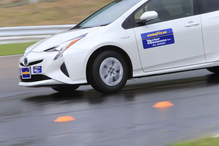 最終コーナーにはご覧の通り水がまかれており、ウエット路面でのグリップ性能が試せるようになっていた。