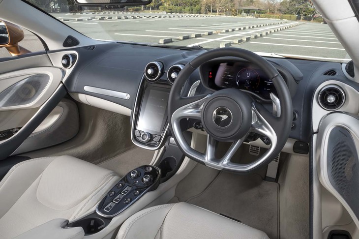 上質なナッパレザーで仕立てられたインテリア。表皮の素材はソフトグレインレザーやアルカンターラにも変更できる。