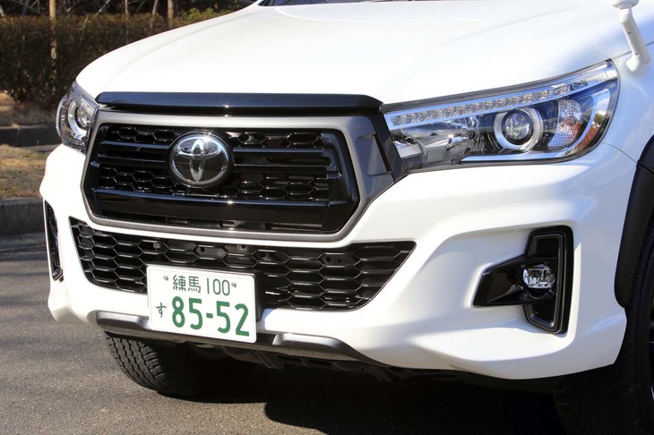 専用デザインのフロントグリルやバンパーが採用されている「ハイラックスZ“ブラックラリーエディション”」。