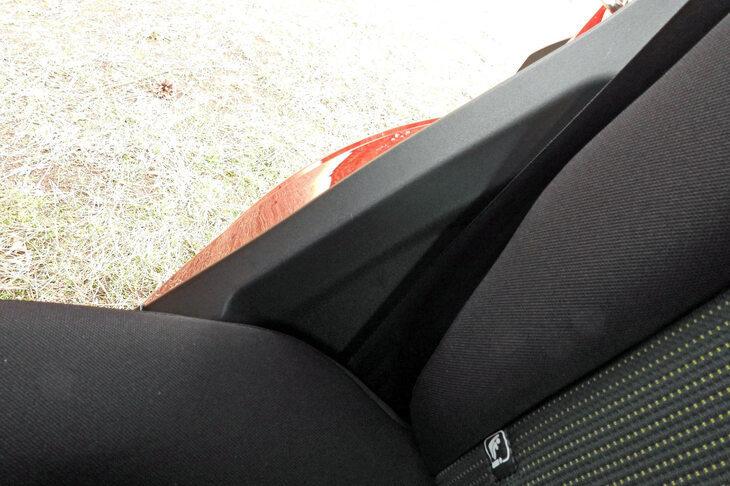 乗降性を考慮して、リアホイールアーチの張り出しは直線のカバーで覆われている。