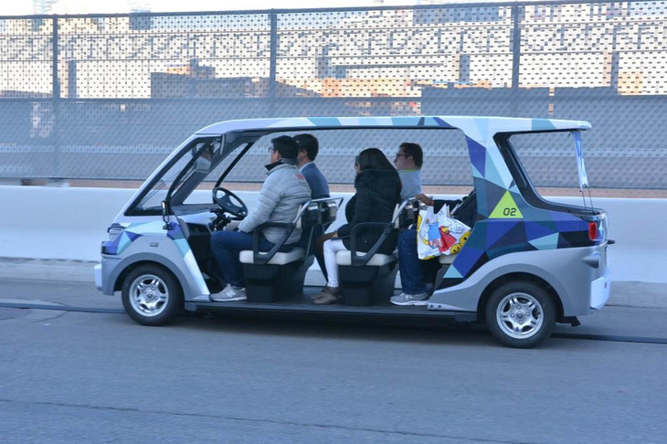 ヤマハによる自動運転のデモ。顔認証で予約、乗員によるジェスチャーで発進・停止を行う。