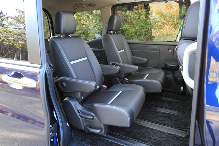 ドライブに使用したクルマは、2列目が独立したキャプテンシートとなる7人乗り仕様。8人乗り仕様の場合は、2列目が3人乗りのベンチシートとなる。