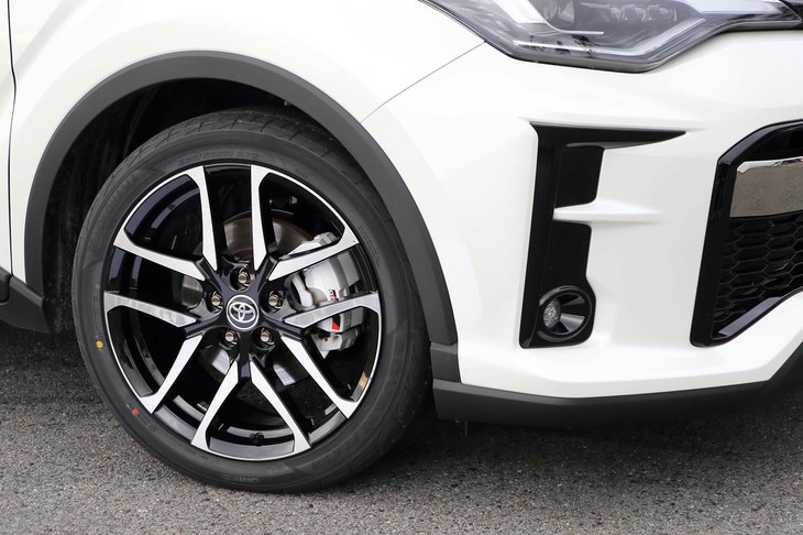 “GRスポーツ”のタイヤサイズは225/45R19で、専用の「ヨコハマ・アドバン フレバV701」を履く。ホイールも専用デザインだ。