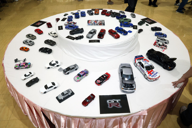 円卓に並べられた「GT-R」のモデルカー。中央の高くなった部分はプロを含む招待モデラーの、周辺は一般モデラーの作品。
