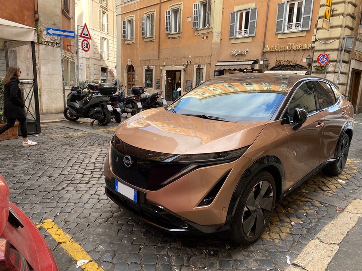 ローマの風景に意外と溶け込む「日産アリア」。ただし筆者にとって、これがイタリアにおける唯一の同車の目撃体験である。2023年2月撮影。