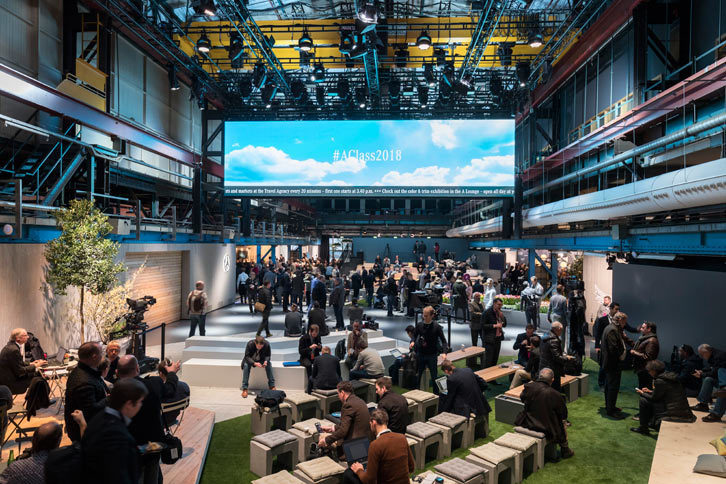 発表会場内の様子。鉄骨や配管などをそのまま生かしながら特別な空間にしつらえられており、展示コーナーだけでなく専用のキオスクなども用意されていて、飲食を楽しめた。