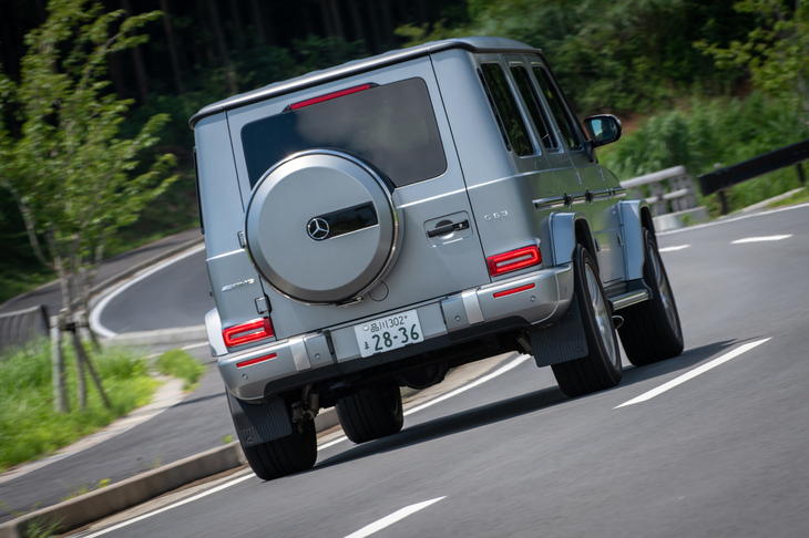 足まわりには、コーナリング時のレスポンスの良さや正確さ、高速走行時の安定性を重視した「G63」専用開発の電子制御ダンピングシステムが採用されている。