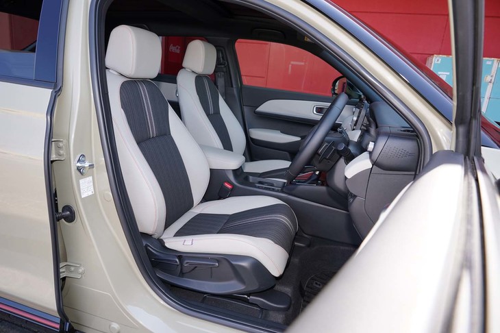 ホンダ・ヴェゼルe：HEV PLaY（フロントシート）