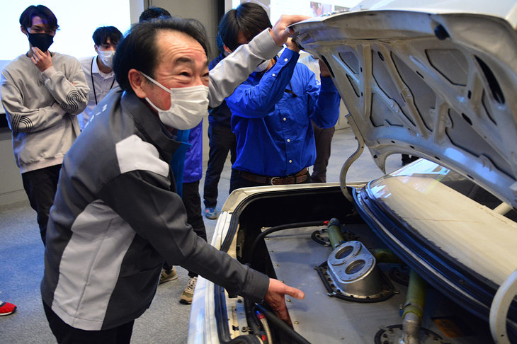 トランクルームには、加藤氏がマジックで番号を書いたというハーネスが残されていた。