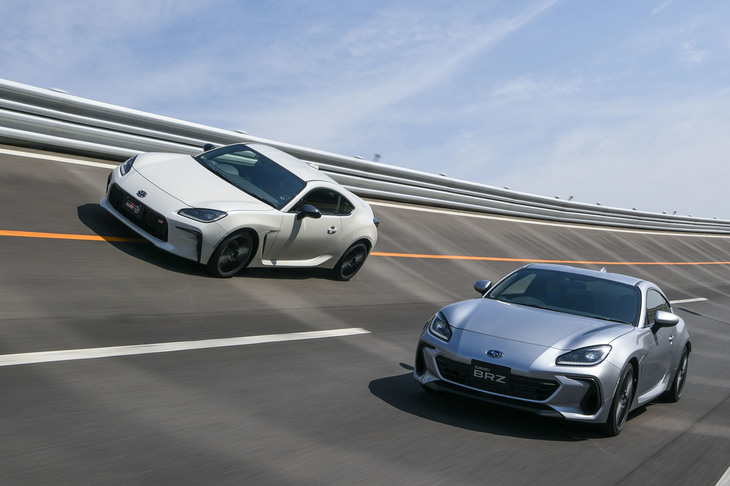 「GR 86」（写真左）は2021年秋に、新型「BRZ」（同右）は2021年夏に発売される予定だ。