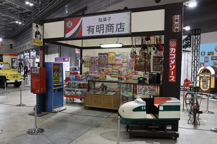 1970年代以前のゾーンの中心に据えられた駄菓子屋「有明商店」。